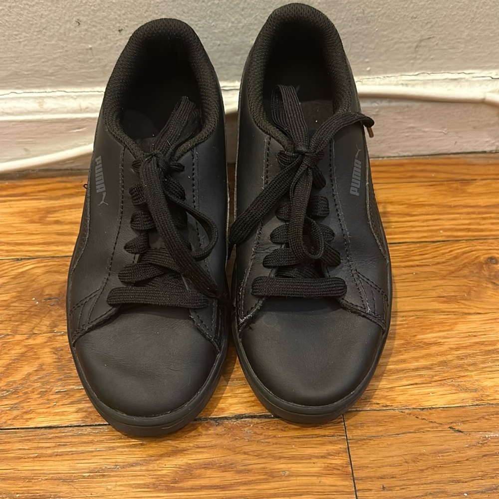 Great boys Pumas, worn 1 time!